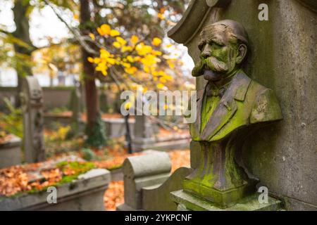 Alte Friedhofsstadt Hasselt mit der Statuette eines Mannes mit Schnurrbart in Belgien Stockfoto