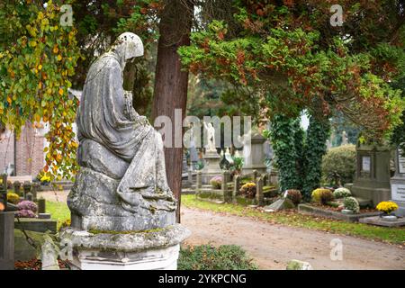 Marienstatue in der alten Friedhofsstadt Hasselt in Belgien Stockfoto