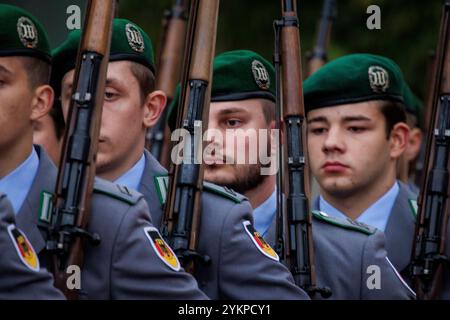 Soldaten vom Wachbataillon der Bundeswehr, aufgenommen im Rahmen eines Empfangs mit militaerischen Ehren auf dem Hof des Bundeskanzleramtes in Berlin, Stockfoto