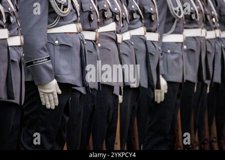 Soldaten vom Wachbataillon der Bundeswehr, aufgenommen im Rahmen eines Empfangs mit militaerischen Ehren auf dem Hof des Bundeskanzleramtes in Berlin, Stockfoto