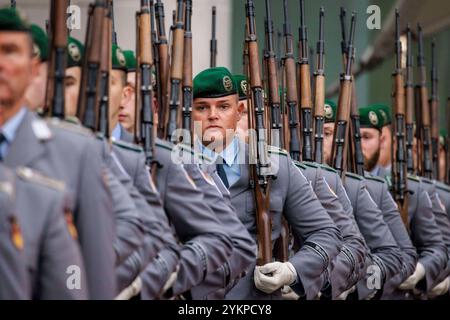 Soldaten vom Wachbataillon der Bundeswehr, aufgenommen im Rahmen eines Empfangs mit militaerischen Ehren auf dem Hof des Bundeskanzleramtes in Berlin, Stockfoto