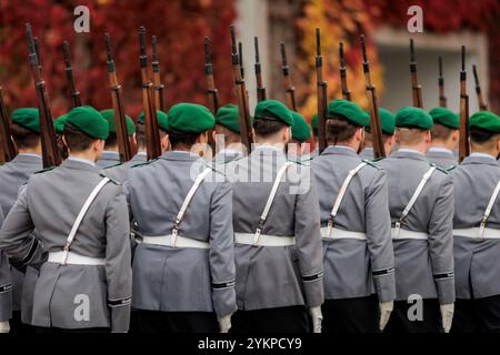 Soldaten vom Wachbataillon der Bundeswehr, aufgenommen im Rahmen eines Empfangs mit militaerischen Ehren auf dem Hof des Bundeskanzleramtes in Berlin, Stockfoto