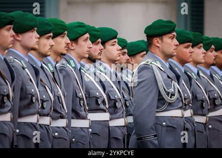 Soldaten vom Wachbataillon der Bundeswehr, aufgenommen im Rahmen eines Empfangs mit militaerischen Ehren auf dem Hof des Bundeskanzleramtes in Berlin, Stockfoto