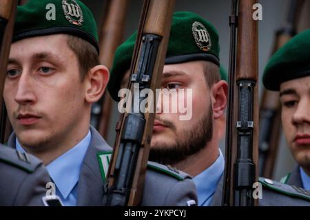 Soldaten vom Wachbataillon der Bundeswehr, aufgenommen im Rahmen eines Empfangs mit militaerischen Ehren auf dem Hof des Bundeskanzleramtes in Berlin, Stockfoto