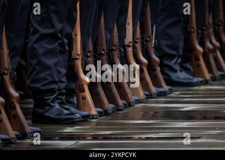 Soldaten vom Wachbataillon der Bundeswehr, aufgenommen im Rahmen eines Empfangs mit militaerischen Ehren auf dem Hof des Bundeskanzleramtes in Berlin, Stockfoto