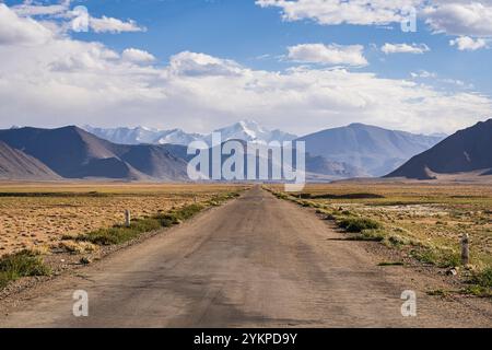Malerischer Blick auf die Berglandschaft des Pamir Highway aka M41 in der Nähe von Karakul, mit schneebedeckten Muzkol-Gebirgszügen, Murghab, Gorno-Badakhshan, Tadschikistan Stockfoto