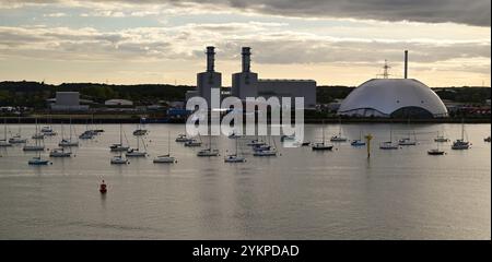 Marchwood Energy Recovery Facility und Kraftwerk neben Southampton Water, beleuchtet von der untergehenden Sonne. Stockfoto