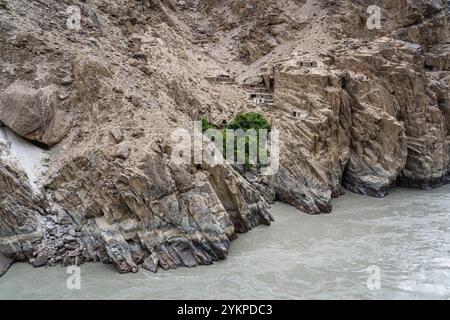 Malerischer Blick auf das traditionelle Edelsteinbergbaudorf im Indus River Valley, Skardu, Gilgit Baltistan, Pakistan Stockfoto