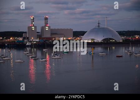 Vor Sonnenaufgang über Marchwood Energy Recovery Facility und Kraftwerk neben Southampton Water, Hampshire. Stockfoto