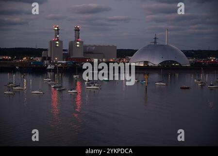 Vor Sonnenaufgang über Marchwood Energy Recovery Facility und Kraftwerk neben Southampton Water, Hampshire. Stockfoto