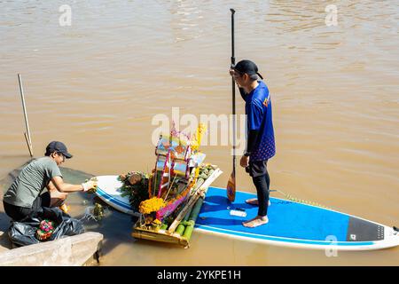 Ein Mitglied der Volkspartei holt schwimmende Laternen von einem Boot, das sie vom Ping-Fluss sammelte, um Verschmutzung nach dem Loy Krathong Festival 2024 in der Nähe der Nawarat-Brücke in Chiang Mai zu verhindern. Nach dem Loy Krathong oder Yi Peng Festival 2024 in Chiang Mai wurden Tonnen von schwimmenden Laternen-Trümmern vor dem Pa Daet Berigation Gate im Pa Daet Subdistrikt, Mueang District, Chiang Mai gefunden. Dies entspricht einem Rückgang um 25 % gegenüber 33 Tonnen im Jahr 2023. Der Großteil der Trümmer bestand aus natürlichen Materialien, was 90 % ausmachte, während Schaum, Brot und andere Materialien die restlichen 10 % ausmachten Stockfoto