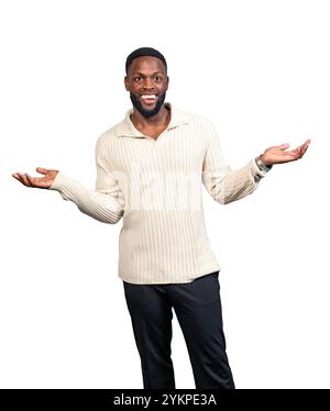 Studio-Porträt eines hübschen jungen schwarzen Geschäftsmannes, der zwei verschiedene Optionen mit seinen Händen vergleicht Stockfoto