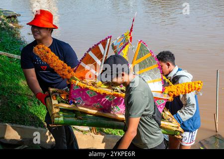 Mitglieder der Volkspartei holen schwimmende Laternen von Booten ab, die sie vom Ping-Fluss sammelten, um Verschmutzung nach dem Loy Krathong Festival 2024 in der Nähe der Nawarat-Brücke in Chiang Mai zu verhindern. Nach dem Loy Krathong oder Yi Peng Festival 2024 in Chiang Mai wurden Tonnen von schwimmenden Laternen-Trümmern vor dem Pa Daet Berigation Gate im Pa Daet Subdistrikt, Mueang District, Chiang Mai gefunden. Dies entspricht einem Rückgang um 25 % gegenüber 33 Tonnen im Jahr 2023. Der Großteil der Trümmer bestand aus natürlichen Materialien, was 90 % ausmachte, während Schaum, Brot und andere Materialien die restlichen 10 % ausmachten. (Phot Stockfoto