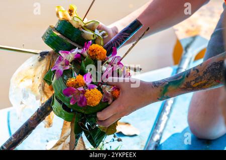 Ein Mitglied der Volkspartei ist es, schwimmende Laternen von einem Boot zu holen, das sie vom Ping-Fluss sammelte, um Verschmutzung nach dem Loy Krathong Festival 2024 in der Nähe der Nawarat-Brücke in Chiang Mai zu verhindern. Nach dem Loy Krathong oder Yi Peng Festival 2024 in Chiang Mai wurden Tonnen von schwimmenden Laternen-Trümmern vor dem Pa Daet Berigation Gate im Pa Daet Subdistrikt, Mueang District, Chiang Mai gefunden. Dies entspricht einem Rückgang um 25 % gegenüber 33 Tonnen im Jahr 2023. Der Großteil der Trümmer bestand aus natürlichen Materialien, was 90 % ausmachte, während Schaum, Brot und andere Materialien die restlichen 10 % ausmachten. Stockfoto