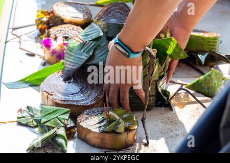 Ein Mitglied der Volkspartei ist es, schwimmende Laternen von einem Boot zu holen, das sie vom Ping-Fluss sammelte, um Verschmutzung nach dem Loy Krathong Festival 2024 in der Nähe der Nawarat-Brücke in Chiang Mai zu verhindern. Nach dem Loy Krathong oder Yi Peng Festival 2024 in Chiang Mai wurden Tonnen von schwimmenden Laternen-Trümmern vor dem Pa Daet Berigation Gate im Pa Daet Subdistrikt, Mueang District, Chiang Mai gefunden. Dies entspricht einem Rückgang um 25 % gegenüber 33 Tonnen im Jahr 2023. Der Großteil der Trümmer bestand aus natürlichen Materialien, was 90 % ausmachte, während Schaum, Brot und andere Materialien die restlichen 10 % ausmachten. Stockfoto