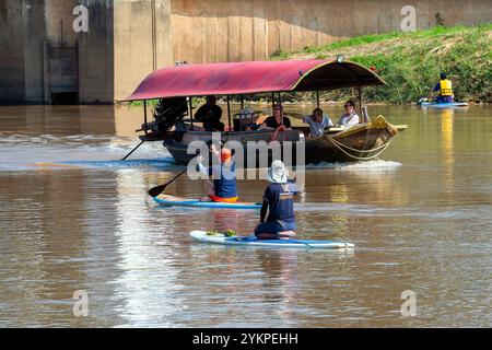 Touristen werden in einem Boot gesehen, während Mitglieder der Volkspartei Paddelboote schwimmen Laternen aus dem Ping-Fluss sammeln, um Verschmutzung nach dem Loy Krathong Festival 2024 in der Nähe der Nawarat Bridge in Chiang Mai zu verhindern. Nach dem Loy Krathong oder Yi Peng Festival 2024 in Chiang Mai wurden Tonnen von schwimmenden Laternen-Trümmern vor dem Pa Daet Berigation Gate im Pa Daet Subdistrikt, Mueang District, Chiang Mai gefunden. Dies entspricht einem Rückgang um 25 % gegenüber 33 Tonnen im Jahr 2023. Der Großteil der Trümmer bestand aus natürlichen Materialien, was 90 % ausmachte, während Schaum, Brot und andere Materialien das Re bildeten Stockfoto