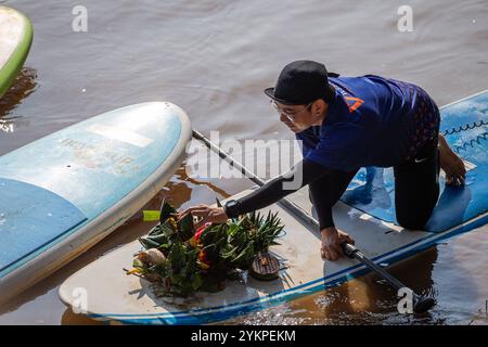 Ein Mitglied der Volkspartei holt schwimmende Laternen von einem Boot, das sie vom Ping-Fluss sammelte, um Verschmutzung nach dem Loy Krathong Festival 2024 in der Nähe der Nawarat-Brücke in Chiang Mai zu verhindern. Nach dem Loy Krathong oder Yi Peng Festival 2024 in Chiang Mai wurden Tonnen von schwimmenden Laternen-Trümmern vor dem Pa Daet Berigation Gate im Pa Daet Subdistrikt, Mueang District, Chiang Mai gefunden. Dies entspricht einem Rückgang um 25 % gegenüber 33 Tonnen im Jahr 2023. Der Großteil der Trümmer bestand aus natürlichen Materialien, was 90 % ausmachte, während Schaum, Brot und andere Materialien die restlichen 10 % ausmachten Stockfoto