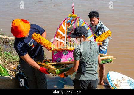 Mitglieder der Volkspartei holen schwimmende Laternen von Booten ab, die sie vom Ping-Fluss sammelten, um Verschmutzung nach dem Loy Krathong Festival 2024 in der Nähe der Nawarat-Brücke in Chiang Mai zu verhindern. Nach dem Loy Krathong oder Yi Peng Festival 2024 in Chiang Mai wurden Tonnen von schwimmenden Laternen-Trümmern vor dem Pa Daet Berigation Gate im Pa Daet Subdistrikt, Mueang District, Chiang Mai gefunden. Dies entspricht einem Rückgang um 25 % gegenüber 33 Tonnen im Jahr 2023. Der Großteil der Trümmer bestand aus natürlichen Materialien, was 90 % ausmachte, während Schaum, Brot und andere Materialien die restlichen 10 % ausmachten. (Phot Stockfoto