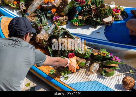 Ein Mitglied der Volkspartei holt schwimmende Laternen von einem Boot, das sie vom Ping-Fluss sammelte, um Verschmutzung nach dem Loy Krathong Festival 2024 in der Nähe der Nawarat Bridge in Chiang Mai zu verhindern. Nach dem Loy Krathong oder Yi Peng Festival 2024 in Chiang Mai wurden Tonnen von schwimmenden Laternen-Trümmern vor dem Pa Daet Berigation Gate im Pa Daet Subdistrikt, Mueang District, Chiang Mai gefunden. Dies entspricht einem Rückgang um 25 % gegenüber 33 Tonnen im Jahr 2023. Der Großteil der Trümmer bestand aus natürlichen Materialien, was 90 % ausmachte, während Schaum, Brot und andere Materialien die restlichen 10 % ausmachten. (P Stockfoto