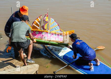 Mitglieder der Volkspartei holen schwimmende Laternen von Booten ab, die sie vom Ping-Fluss sammelten, um Verschmutzung nach dem Loy Krathong Festival 2024 in der Nähe der Nawarat-Brücke in Chiang Mai zu verhindern. Nach dem Loy Krathong oder Yi Peng Festival 2024 in Chiang Mai wurden Tonnen von schwimmenden Laternen-Trümmern vor dem Pa Daet Berigation Gate im Pa Daet Subdistrikt, Mueang District, Chiang Mai gefunden. Dies entspricht einem Rückgang um 25 % gegenüber 33 Tonnen im Jahr 2023. Der Großteil der Trümmer bestand aus natürlichen Materialien, was 90 % ausmachte, während Schaum, Brot und andere Materialien die restlichen 10 % ausmachten. (Phot Stockfoto