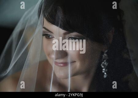 Die Braut hinter dem Schleier, gefangen in einem weichen Licht Stockfoto