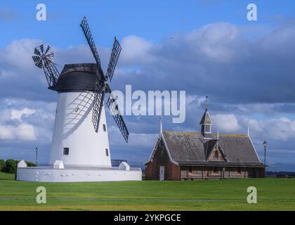 Lytham Windmühle und alte Rettungsbootstation auf Lytham Green, The Promenade, Lytham, Lancashire, England. Stockfoto