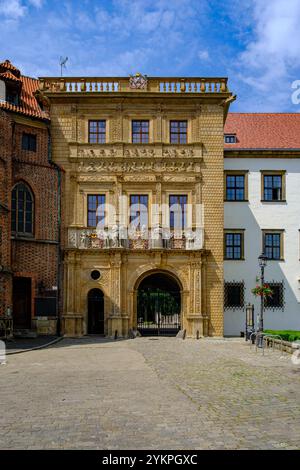 Hauptportal in der Südfassade des Piast Palace, einem Renaissancebauwerk der Piast Dynastie, in der oberschlesischen Stadt Brzeg, Polen. Stockfoto