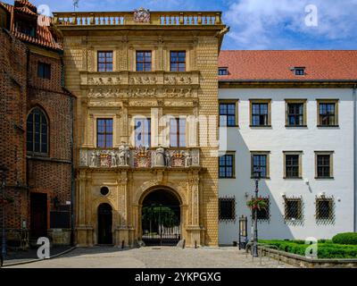 Hauptportal in der Südfassade des Piast Palace, einem Renaissancebauwerk der Piast Dynastie, in der oberschlesischen Stadt Brzeg, Polen. Stockfoto