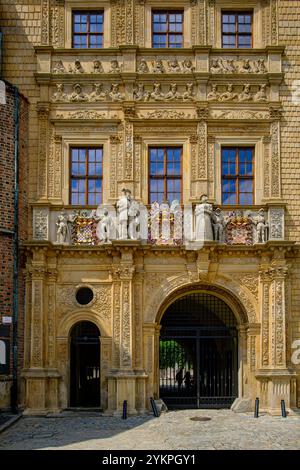 Hauptportal in der Südfassade des Piast Palace, einem Renaissancebauwerk der Piast Dynastie, in der oberschlesischen Stadt Brzeg, Polen. Stockfoto