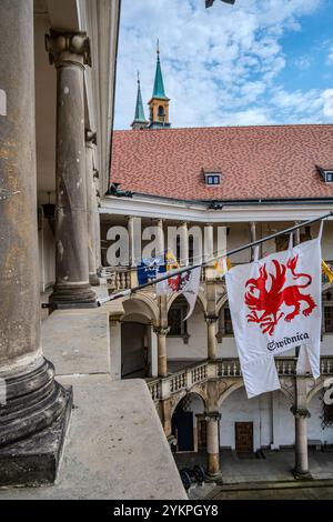 Blick auf den Innenhof des Piast Palace, ein Renaissance-Gebäude der Piast Dynastie, auch bekannt als Schlesisches Wawel, in Brzeg, Woiwodschaft Oppeln, Polen. Stockfoto