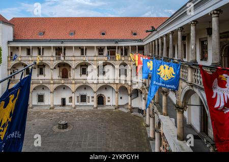 Blick auf den Innenhof des Piast Palace, ein Renaissance-Gebäude der Piast Dynastie, auch bekannt als Schlesisches Wawel, in Brzeg, Woiwodschaft Oppeln, Polen. Stockfoto