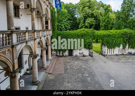 Blick auf den Innenhof des Piast Palace, ein Renaissance-Gebäude der Piast Dynastie, auch bekannt als Schlesisches Wawel, in Brzeg, Woiwodschaft Oppeln, Polen. Stockfoto