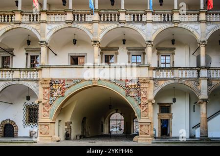 Blick auf den Innenhof des Piast Palace, ein Renaissance-Gebäude der Piast Dynastie, auch bekannt als Schlesisches Wawel, in Brzeg, Woiwodschaft Oppeln, Polen. Stockfoto