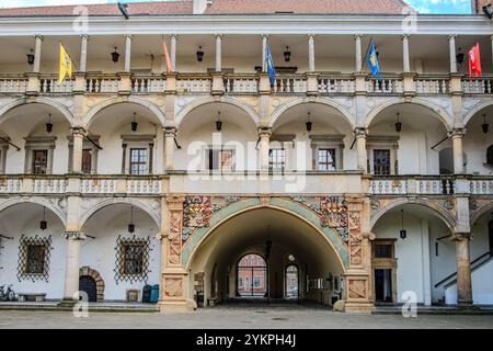 Blick auf den Innenhof des Piast Palace, ein Renaissance-Gebäude der Piast Dynastie, auch bekannt als Schlesisches Wawel, in Brzeg, Woiwodschaft Oppeln, Polen. Stockfoto