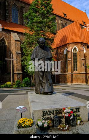 Denkmal für Papst Johannes Paul II. Vor der Nikolaikirche in der oberschlesischen Stadt Brieg/Brzeg, Powiat Brzeski, Woiwodschaft Oppeln, Polen. Stockfoto