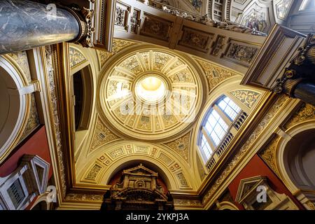 Im Inneren des Brompton Oratory, einer katholischen Pfarrkirche in South Kensington, London. Auch ein Veranstaltungsort für Hochzeiten Stockfoto