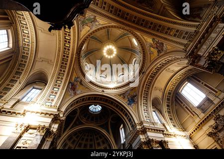 Im Inneren des Brompton Oratory, einer katholischen Pfarrkirche in South Kensington, London. Auch ein Veranstaltungsort für Hochzeiten Stockfoto