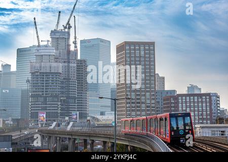 Canary Wharf Skyline der DLR-Zug verlässt den Bahnhof East India in London Docklands in Richtung Canary Wharf. Stockfoto