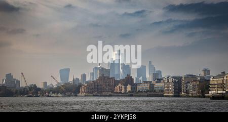 Blick entlang der Themse in Richtung London, Großbritannien. Stockfoto