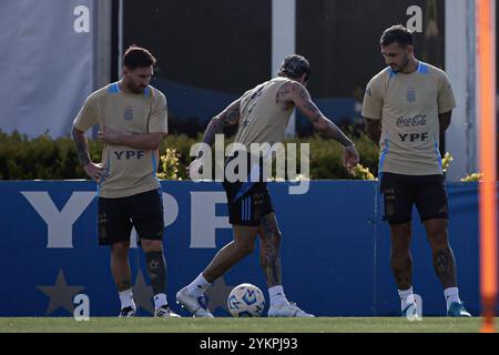 Ezeiza, Argentinien - 18. November 2024: Der argentinische Fußballtrainer Lionel Scaloni spricht während einer Pressekonferenz in der Trainingsstätte des Teams in Ezeiza an die Medien. Im Vorfeld des bevorstehenden Qualifikationsspiels zur Weltmeisterschaft gegen Peru in La Bombonera, dem legendären Stadion der Boca Juniors, äußerte Scaloni Vertrauen in die Leistung seines Teams trotz der jüngsten Niederlage gegen Paraguay. Der Trainer betonte die Widerstandsfähigkeit des Teams und die Vorbereitung auf die entscheidende Begegnung. (Foto von UNAR Photo) Stockfoto