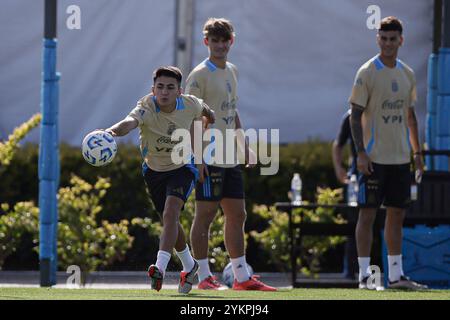 Ezeiza, Argentinien - 18. November 2024: Der argentinische Fußballtrainer Lionel Scaloni spricht während einer Pressekonferenz in der Trainingsstätte des Teams in Ezeiza an die Medien. Im Vorfeld des bevorstehenden Qualifikationsspiels zur Weltmeisterschaft gegen Peru in La Bombonera, dem legendären Stadion der Boca Juniors, äußerte Scaloni Vertrauen in die Leistung seines Teams trotz der jüngsten Niederlage gegen Paraguay. Der Trainer betonte die Widerstandsfähigkeit des Teams und die Vorbereitung auf die entscheidende Begegnung. (Foto von UNAR Photo) Stockfoto