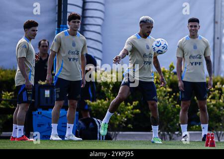 Ezeiza, Argentinien - 18. November 2024: Der argentinische Fußballtrainer Lionel Scaloni spricht während einer Pressekonferenz in der Trainingsstätte des Teams in Ezeiza an die Medien. Im Vorfeld des bevorstehenden Qualifikationsspiels zur Weltmeisterschaft gegen Peru in La Bombonera, dem legendären Stadion der Boca Juniors, äußerte Scaloni Vertrauen in die Leistung seines Teams trotz der jüngsten Niederlage gegen Paraguay. Der Trainer betonte die Widerstandsfähigkeit des Teams und die Vorbereitung auf die entscheidende Begegnung. (Foto von UNAR Photo) Stockfoto