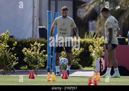 Ezeiza, Argentinien - 18. November 2024: Der argentinische Fußballtrainer Lionel Scaloni spricht während einer Pressekonferenz in der Trainingsstätte des Teams in Ezeiza an die Medien. Im Vorfeld des bevorstehenden Qualifikationsspiels zur Weltmeisterschaft gegen Peru in La Bombonera, dem legendären Stadion der Boca Juniors, äußerte Scaloni Vertrauen in die Leistung seines Teams trotz der jüngsten Niederlage gegen Paraguay. Der Trainer betonte die Widerstandsfähigkeit des Teams und die Vorbereitung auf die entscheidende Begegnung. (Foto von UNAR Photo) Stockfoto