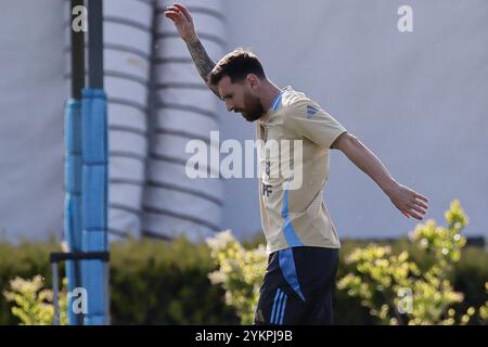 Ezeiza, Argentinien - 18. November 2024: Der argentinische Fußballtrainer Lionel Scaloni spricht während einer Pressekonferenz in der Trainingsstätte des Teams in Ezeiza an die Medien. Im Vorfeld des bevorstehenden Qualifikationsspiels zur Weltmeisterschaft gegen Peru in La Bombonera, dem legendären Stadion der Boca Juniors, äußerte Scaloni Vertrauen in die Leistung seines Teams trotz der jüngsten Niederlage gegen Paraguay. Der Trainer betonte die Widerstandsfähigkeit des Teams und die Vorbereitung auf die entscheidende Begegnung. (Foto von UNAR Photo) Stockfoto