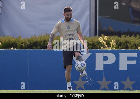 Ezeiza, Argentinien - 18. November 2024: Der argentinische Fußballtrainer Lionel Scaloni spricht während einer Pressekonferenz in der Trainingsstätte des Teams in Ezeiza an die Medien. Im Vorfeld des bevorstehenden Qualifikationsspiels zur Weltmeisterschaft gegen Peru in La Bombonera, dem legendären Stadion der Boca Juniors, äußerte Scaloni Vertrauen in die Leistung seines Teams trotz der jüngsten Niederlage gegen Paraguay. Der Trainer betonte die Widerstandsfähigkeit des Teams und die Vorbereitung auf die entscheidende Begegnung. (Foto von UNAR Photo) Stockfoto