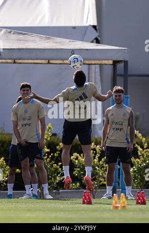 Ezeiza, Argentinien - 18. November 2024: Der argentinische Fußballtrainer Lionel Scaloni spricht während einer Pressekonferenz in der Trainingsstätte des Teams in Ezeiza an die Medien. Im Vorfeld des bevorstehenden Qualifikationsspiels zur Weltmeisterschaft gegen Peru in La Bombonera, dem legendären Stadion der Boca Juniors, äußerte Scaloni Vertrauen in die Leistung seines Teams trotz der jüngsten Niederlage gegen Paraguay. Der Trainer betonte die Widerstandsfähigkeit des Teams und die Vorbereitung auf die entscheidende Begegnung. (Foto von UNAR Photo) Stockfoto