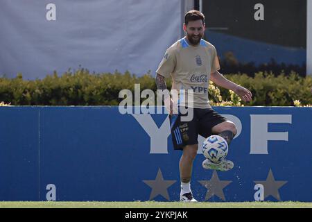 Ezeiza, Argentinien - 18. November 2024: Der argentinische Fußballtrainer Lionel Scaloni spricht während einer Pressekonferenz in der Trainingsstätte des Teams in Ezeiza an die Medien. Im Vorfeld des bevorstehenden Qualifikationsspiels zur Weltmeisterschaft gegen Peru in La Bombonera, dem legendären Stadion der Boca Juniors, äußerte Scaloni Vertrauen in die Leistung seines Teams trotz der jüngsten Niederlage gegen Paraguay. Der Trainer betonte die Widerstandsfähigkeit des Teams und die Vorbereitung auf die entscheidende Begegnung. (Foto von UNAR Photo) Stockfoto