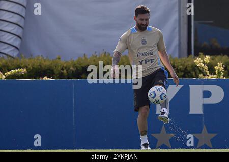 Ezeiza, Argentinien - 18. November 2024: Der argentinische Fußballtrainer Lionel Scaloni spricht während einer Pressekonferenz in der Trainingsstätte des Teams in Ezeiza an die Medien. Im Vorfeld des bevorstehenden Qualifikationsspiels zur Weltmeisterschaft gegen Peru in La Bombonera, dem legendären Stadion der Boca Juniors, äußerte Scaloni Vertrauen in die Leistung seines Teams trotz der jüngsten Niederlage gegen Paraguay. Der Trainer betonte die Widerstandsfähigkeit des Teams und die Vorbereitung auf die entscheidende Begegnung. (Foto von UNAR Photo) Stockfoto