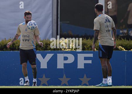 Ezeiza, Argentinien - 18. November 2024: Der argentinische Fußballtrainer Lionel Scaloni spricht während einer Pressekonferenz in der Trainingsstätte des Teams in Ezeiza an die Medien. Im Vorfeld des bevorstehenden Qualifikationsspiels zur Weltmeisterschaft gegen Peru in La Bombonera, dem legendären Stadion der Boca Juniors, äußerte Scaloni Vertrauen in die Leistung seines Teams trotz der jüngsten Niederlage gegen Paraguay. Der Trainer betonte die Widerstandsfähigkeit des Teams und die Vorbereitung auf die entscheidende Begegnung. (Foto von UNAR Photo) Stockfoto