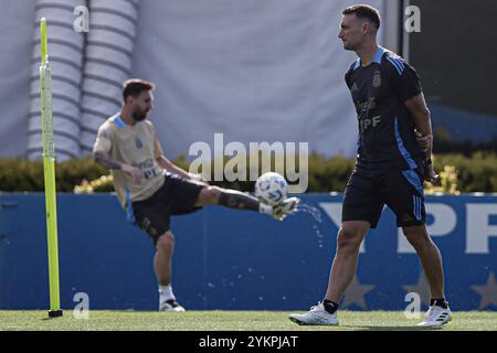 Ezeiza, Argentinien - 18. November 2024: Der argentinische Fußballtrainer Lionel Scaloni spricht während einer Pressekonferenz in der Trainingsstätte des Teams in Ezeiza an die Medien. Im Vorfeld des bevorstehenden Qualifikationsspiels zur Weltmeisterschaft gegen Peru in La Bombonera, dem legendären Stadion der Boca Juniors, äußerte Scaloni Vertrauen in die Leistung seines Teams trotz der jüngsten Niederlage gegen Paraguay. Der Trainer betonte die Widerstandsfähigkeit des Teams und die Vorbereitung auf die entscheidende Begegnung. (Foto von UNAR Photo) Stockfoto